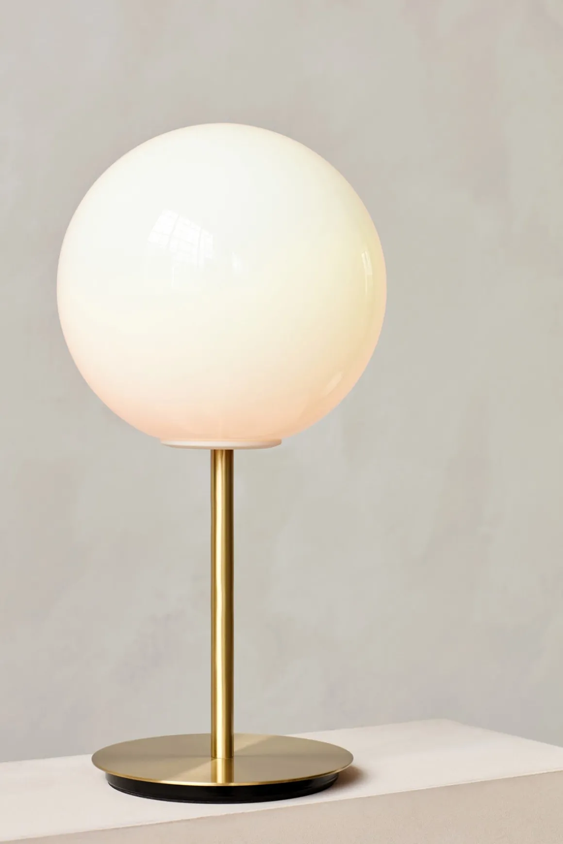 Bordlampe - TR Bulb Matt Opal Brushed Brass