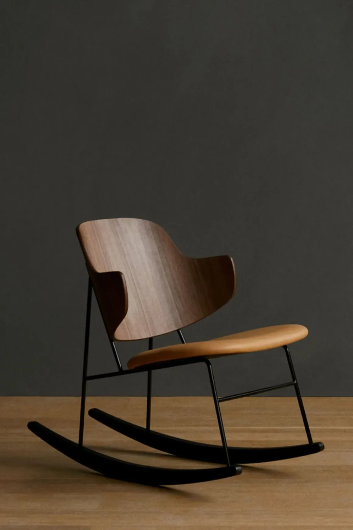 Gyngestol - The Penguin Rocking Chair Dakar 250, Black Steel, Walnut