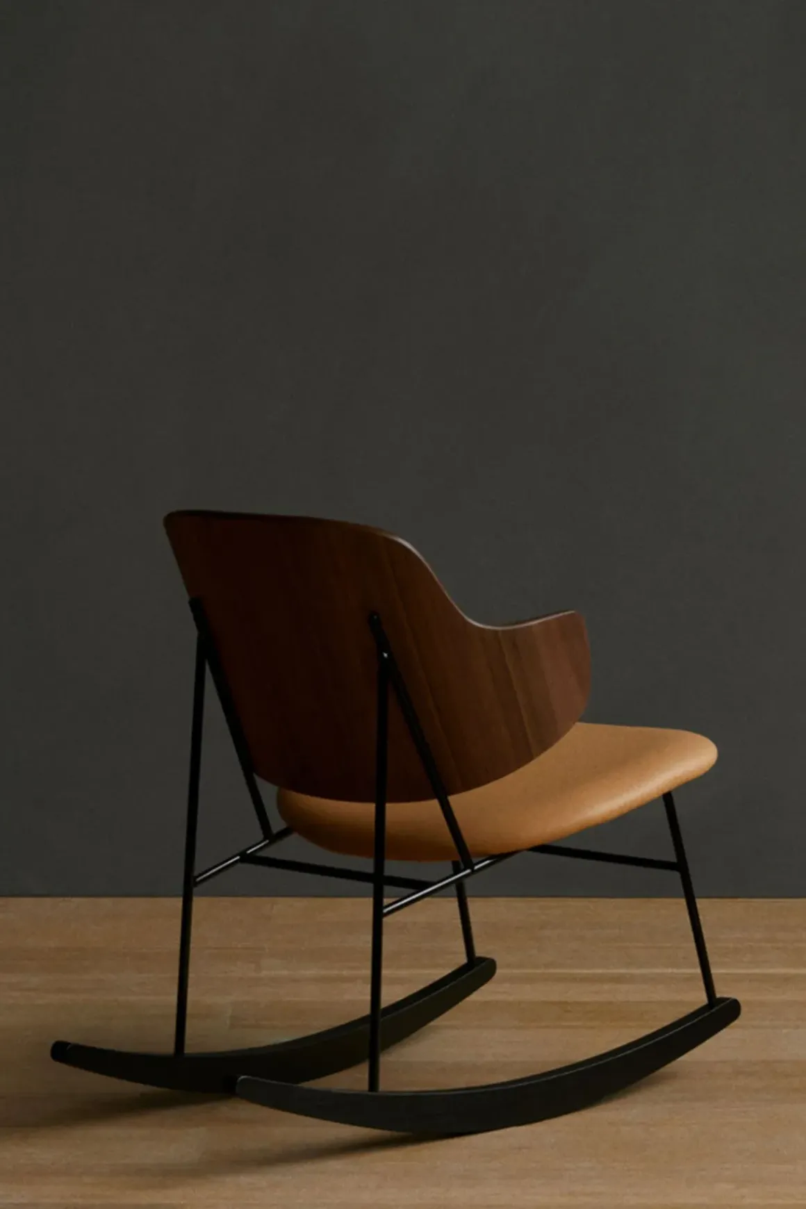 Gyngestol - The Penguin Rocking Chair Dakar 250, Black Steel, Walnut