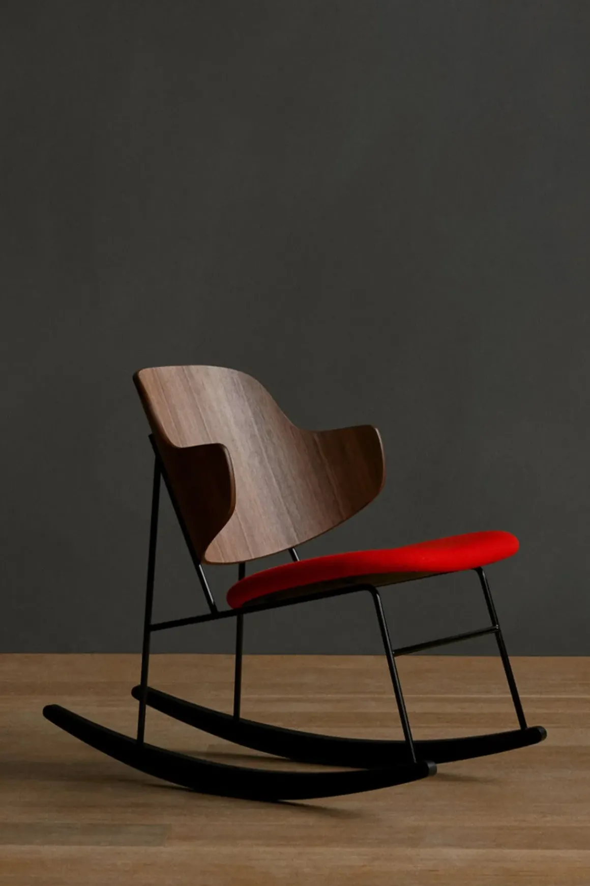 Gyngestol - The Penguin Rocking Chair 600 Hallingdal, Black Steel, Walnut