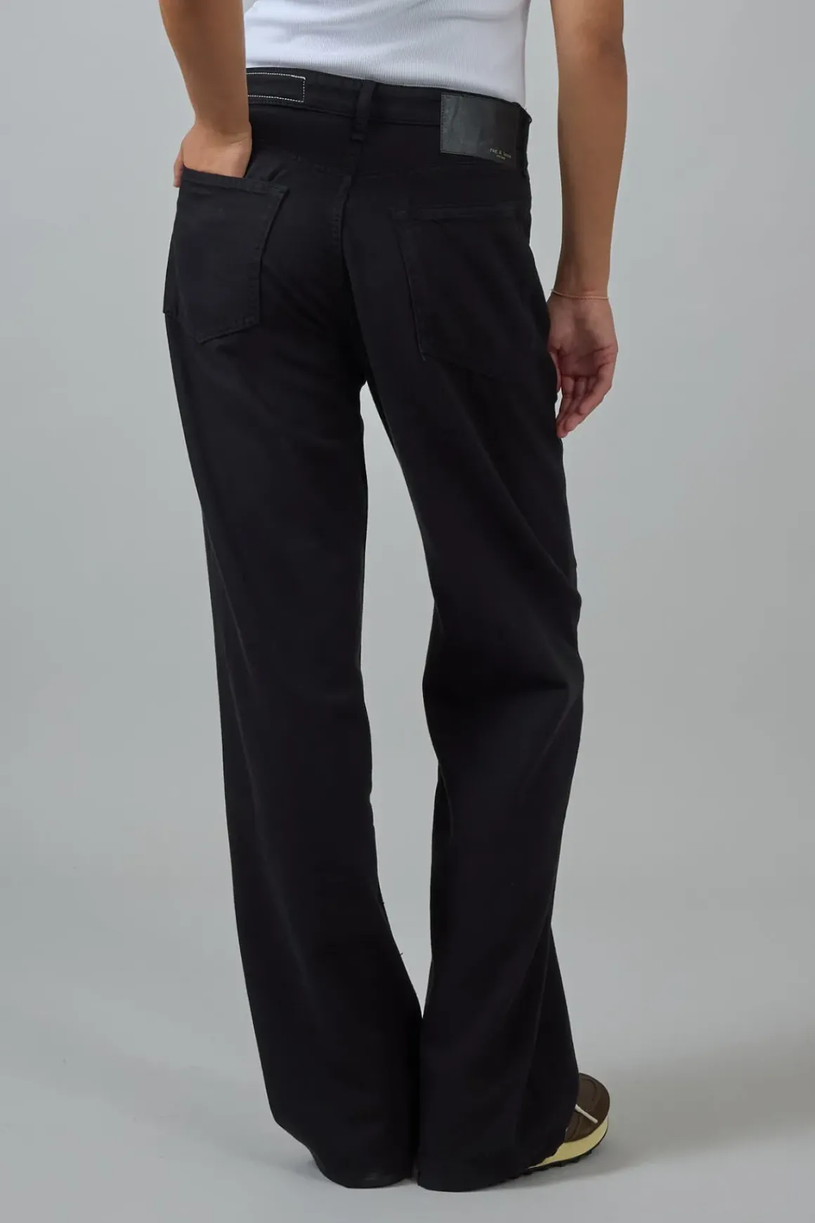 Jeans - Featherweight Logan Black