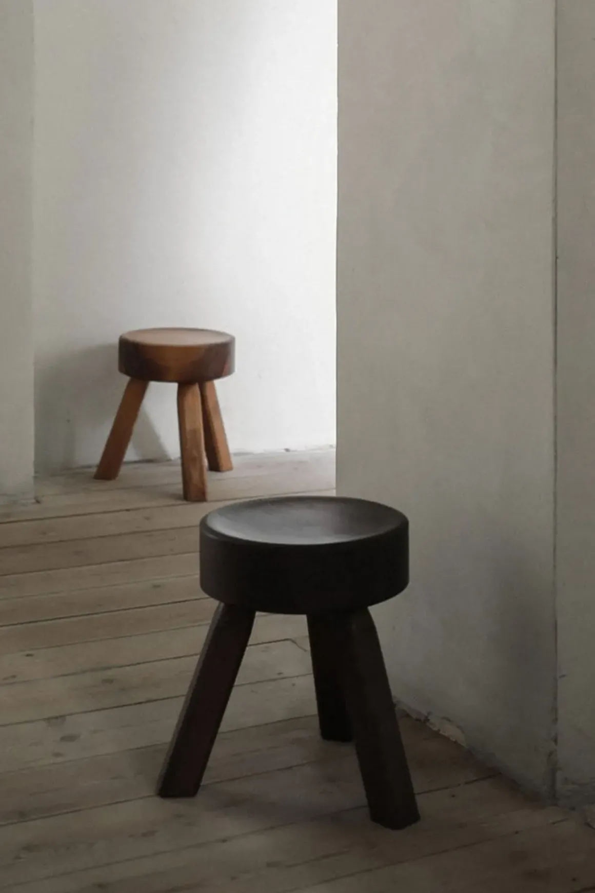 Krakk - AML Stool dia30,5xh31 Dark Pine
