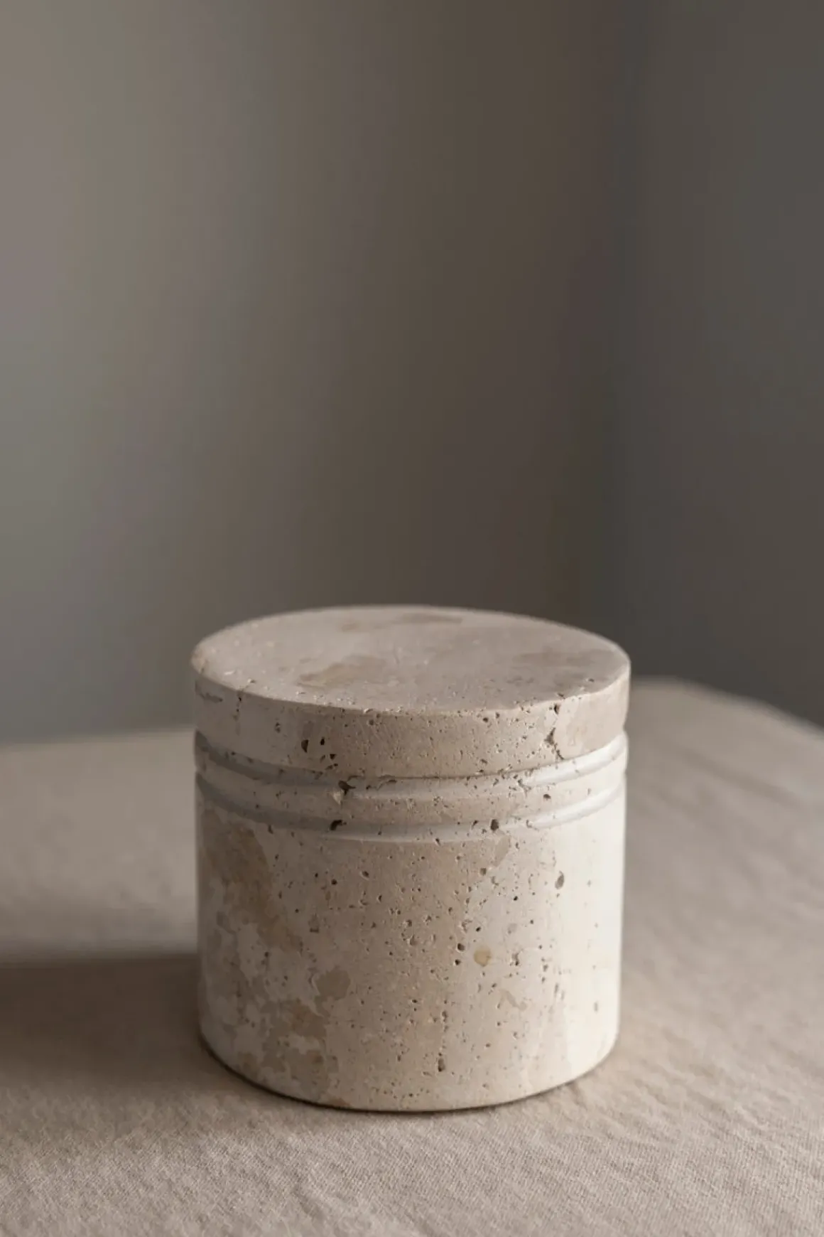 Krukke - Travertine M/Lokk