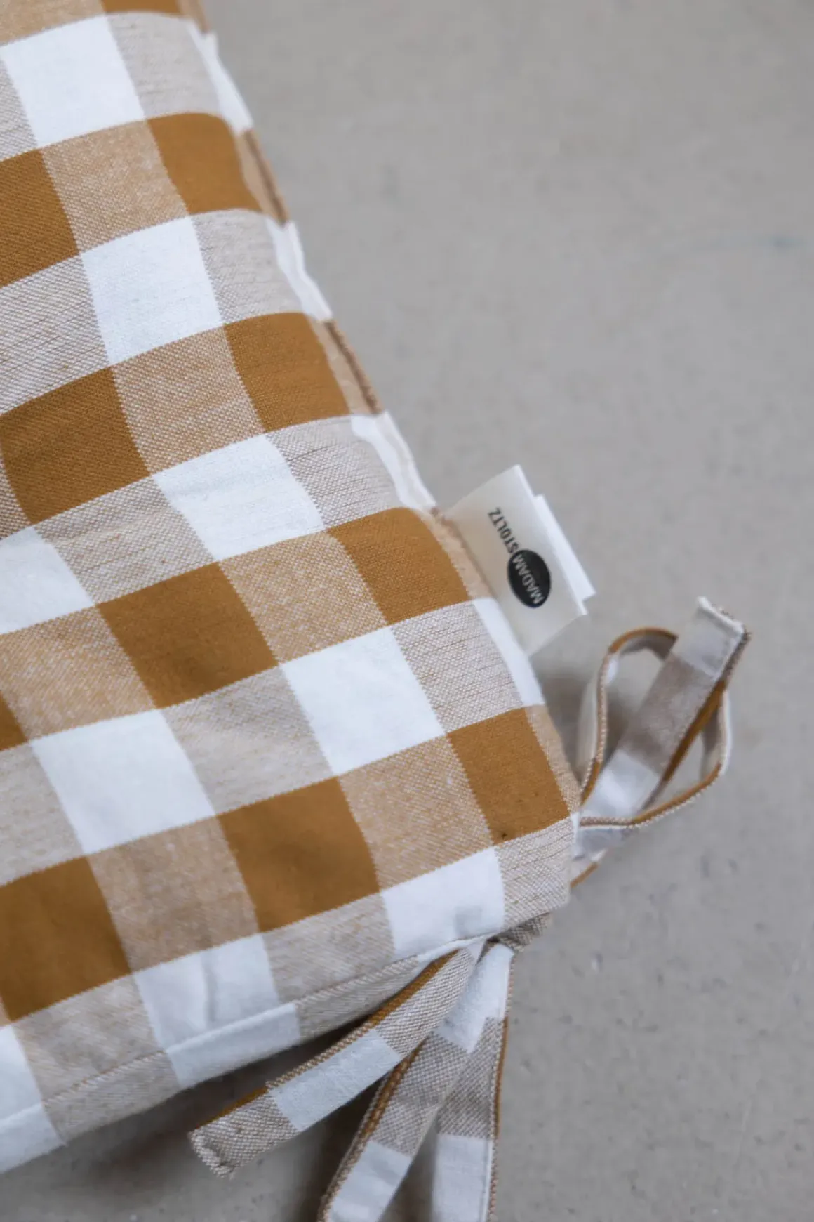 Sittepute - 45x45cm Mustard/White