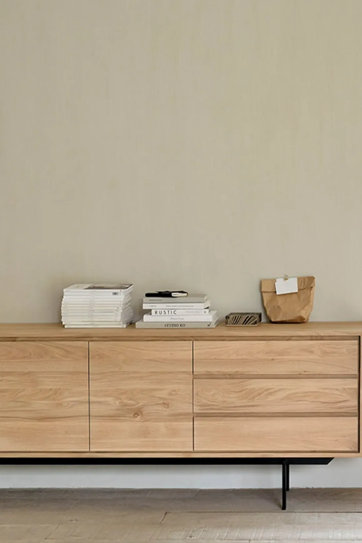 Skjenk - Shadow L 224x45xH80cm Eik