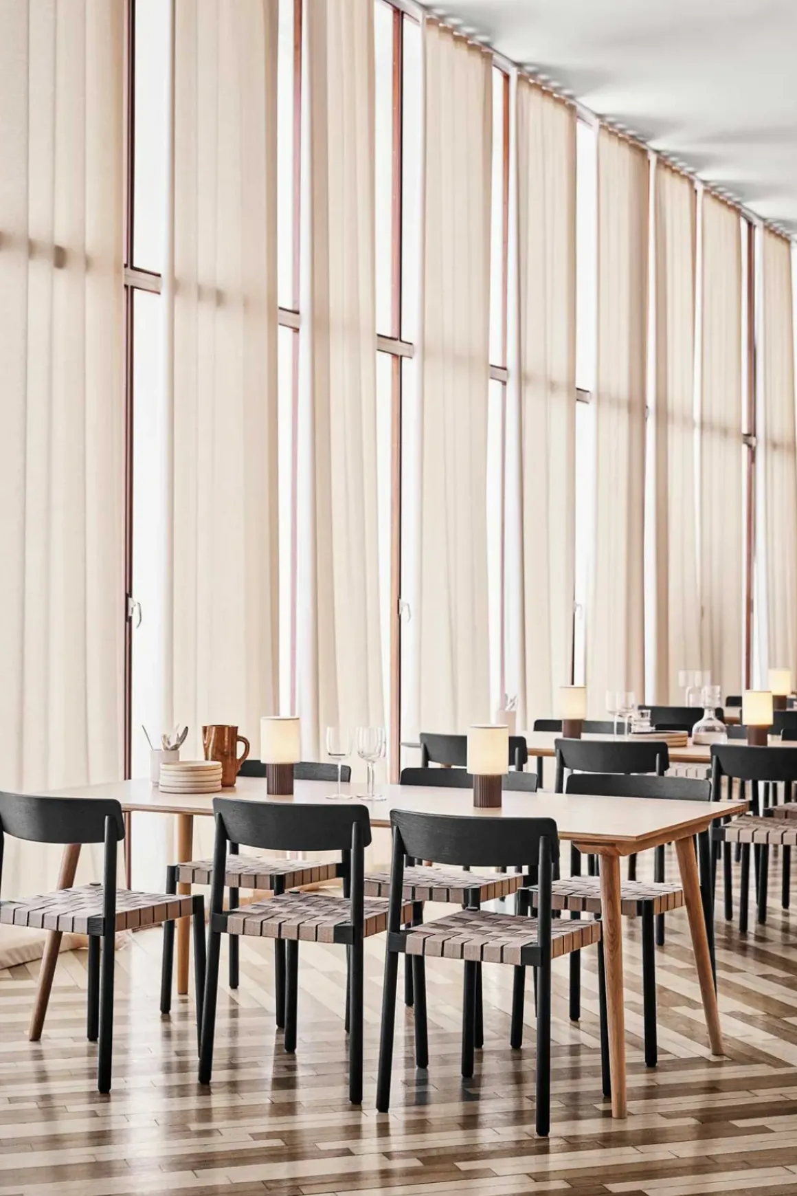 Spisestol - TK1 Betty Sort/Natur