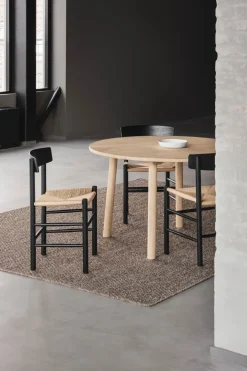 Spisestuestol - J39 Folkestolen Sortlakkert Eik / Naturfarget Papirgarn