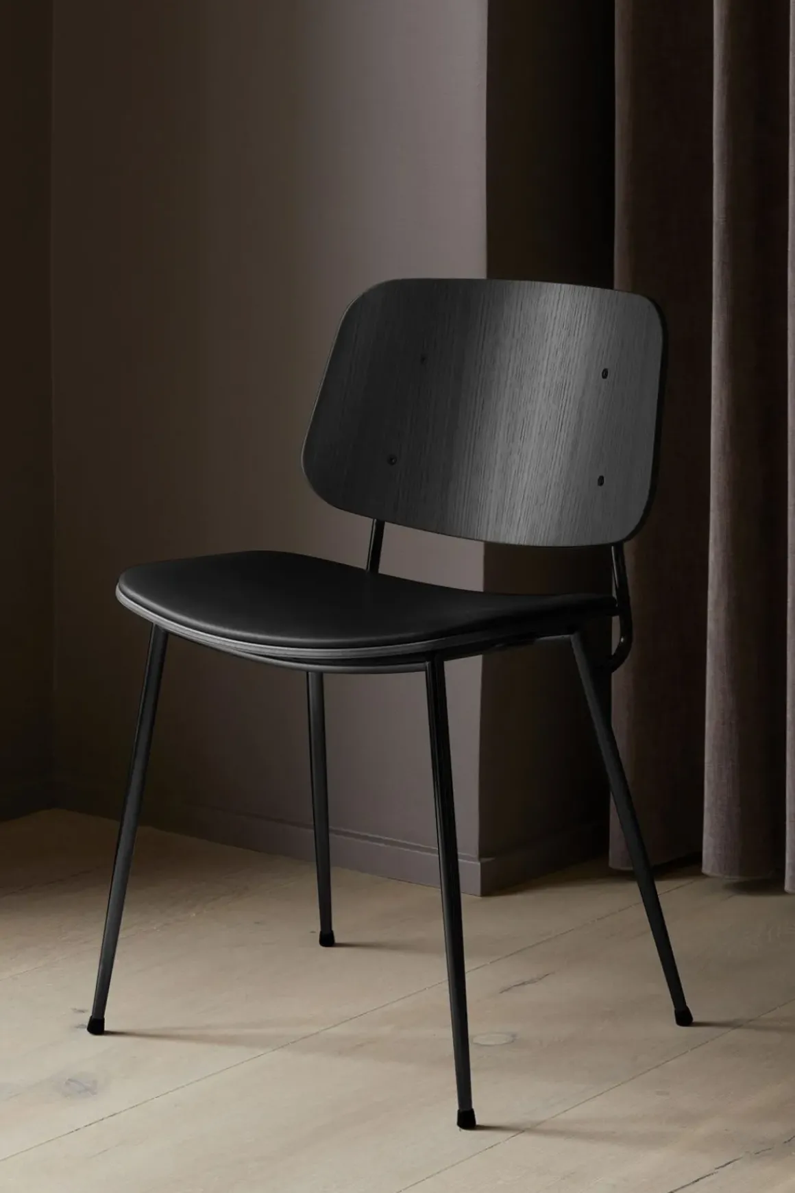 Spisestuestol - Søborg 3061 Sortlakkert/Krom Eik / 98 Sort Lær