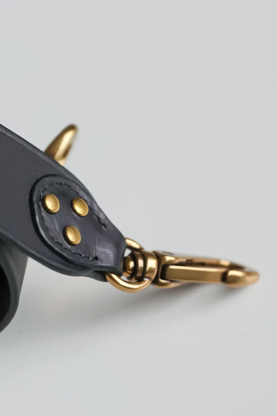 Veskestropp - Anse Simple Noir Brass